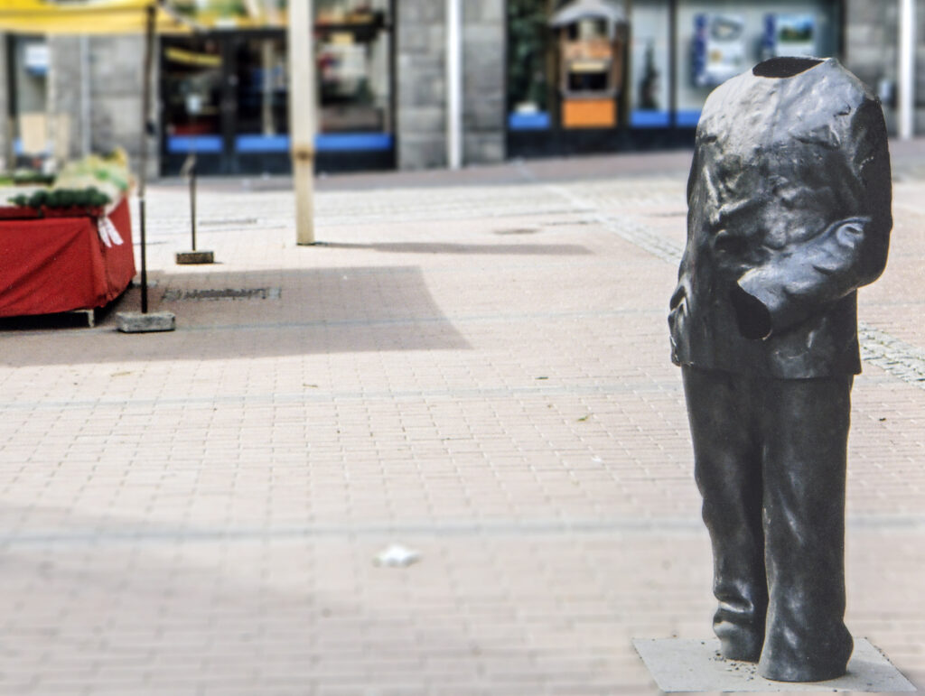 Pekka Kauhasen Odottajan puku -veistos