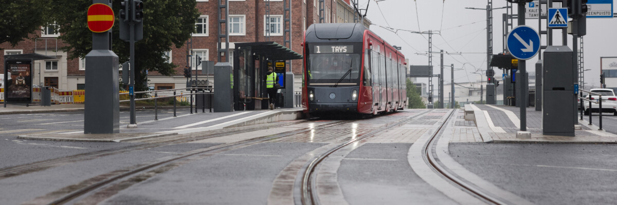 Tampereen Ratikka Sorin aukion pysäkillä.