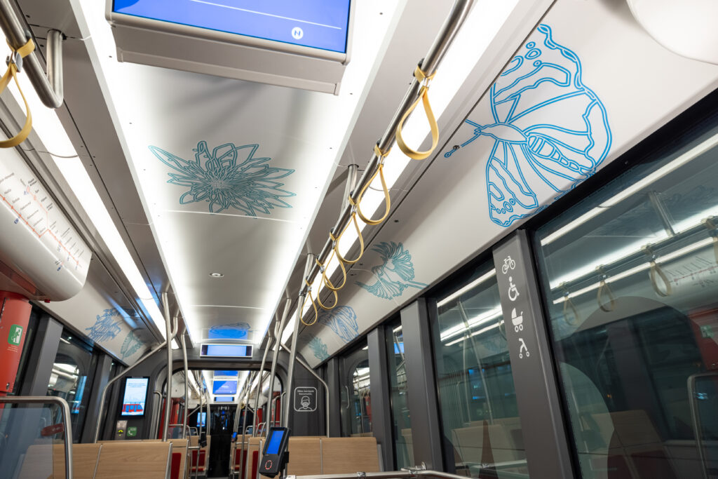 The Glow-teoksen hohtavat hahmot hehkuvat myös vaunun sisällä.