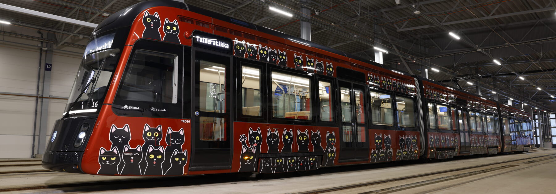 Taideratikka yllään Milla Vuorelan 151 matkustajaa -teos