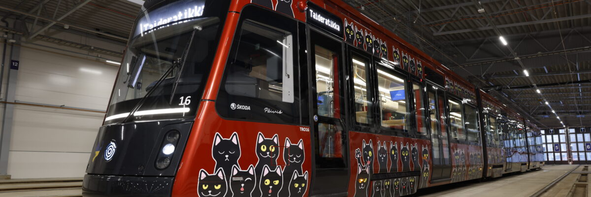 Taideratikka yllään Milla Vuorelan 151 matkustajaa -teos