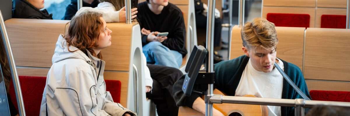 Lost in Music pop-up-esitys Tampereen Ratikassa