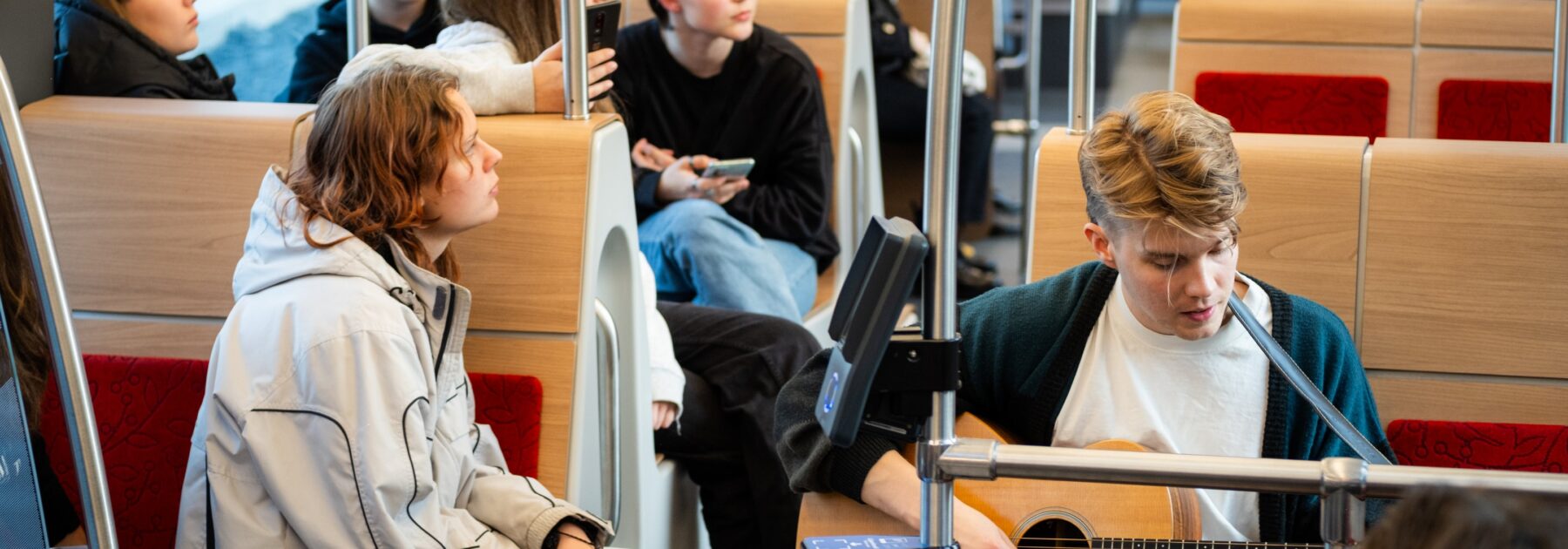 Lost in Music pop-up-esitys Tampereen Ratikassa