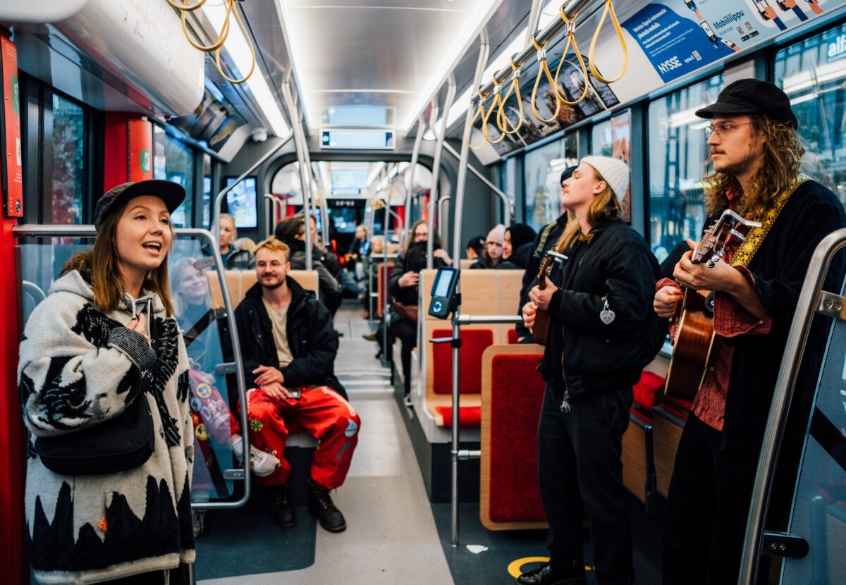 Lost in Music pop-up-esitys Tampereen Ratikassa