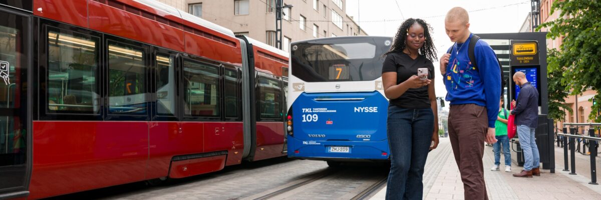 Tampereen Ratikka ja bussi Hämeenkadulla