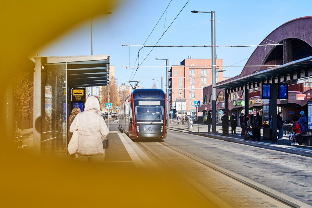 Tampereen Ratikka Hervannassa syksyllä