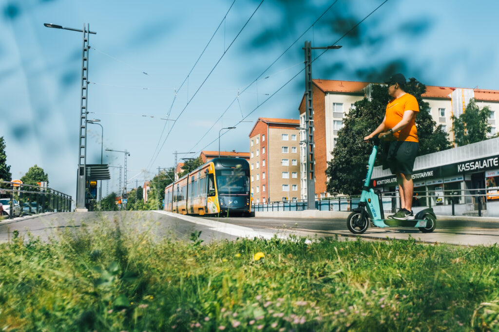 Tampereen Ratikka kesällä Kalevassa