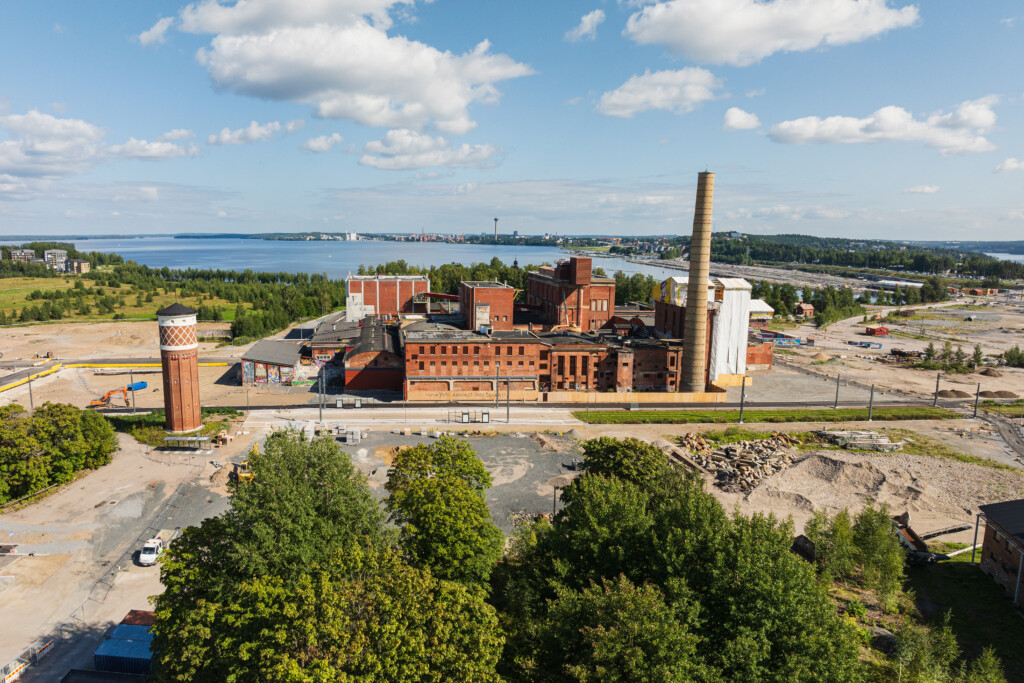 Ilmakuva Hiedanrannan Tehtaan alueesta ja Tehtaan Ratikkapysäkistä.