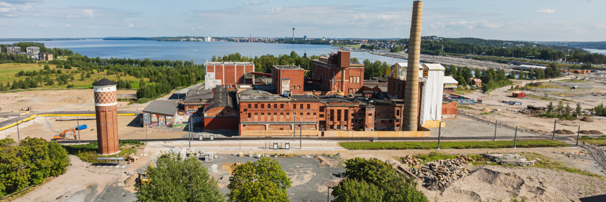 Ilmakuva Hiedanrannan Tehtaan alueesta ja Tehtaan Ratikkapysäkistä.