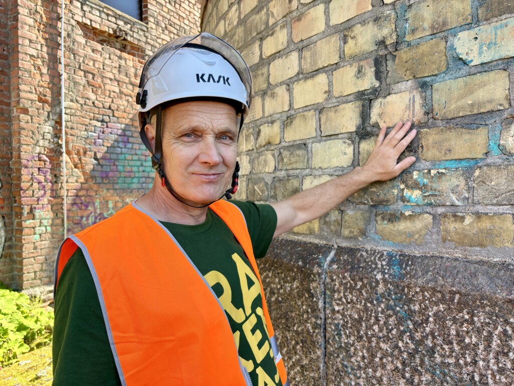 Taiteilija Tapio Haapala Hiedanrannassa