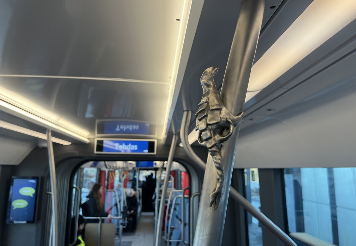 Pyhällönpuiston eliöt- teoskokonaisuuden Pertti-veistos