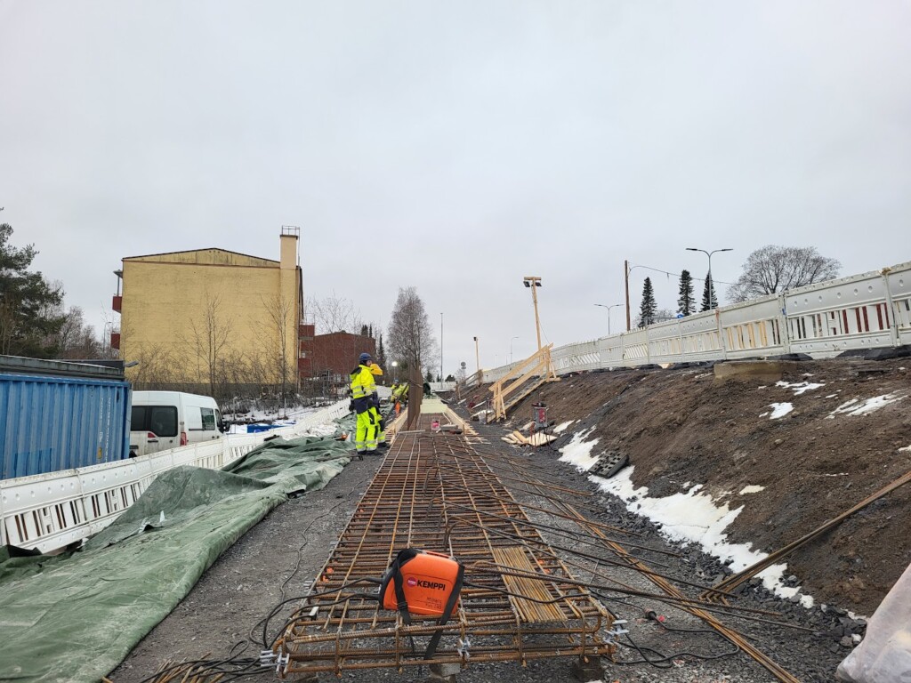 Nuolialantien ja Hatanpään valtatien liittymän eteläpuolella rakennetaan tukimuuria