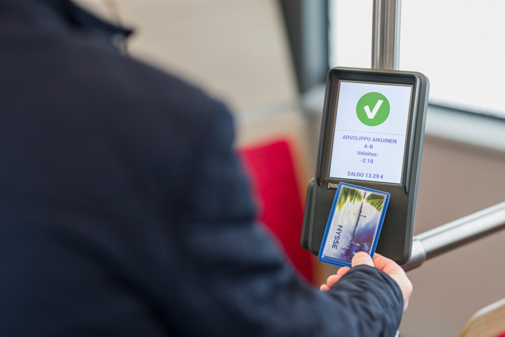 Lipunlukulaite Ratikassa