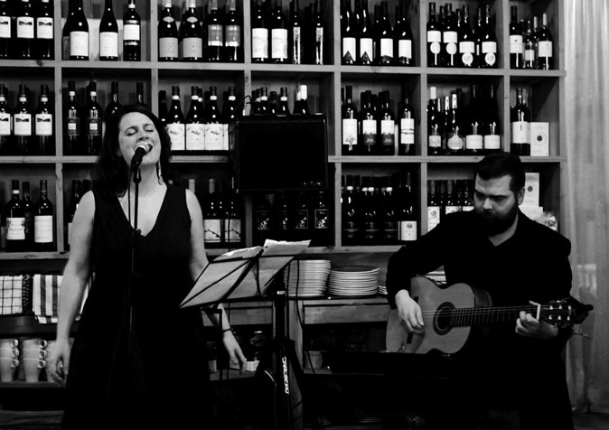 Ilaria Tucci ja Tuomas Luukkonen esittävät taideratikassa napolilaisia lauluja.