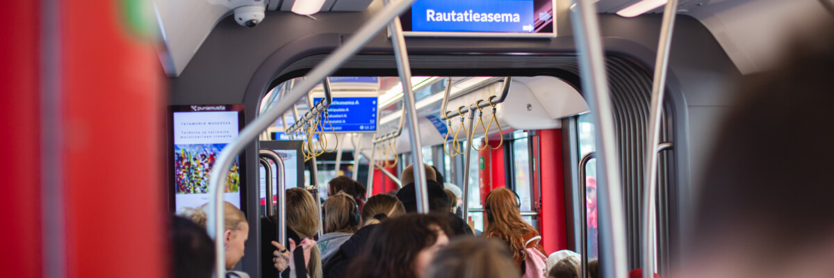Matkustajia Tampereen Ratikassa keväällä 2024