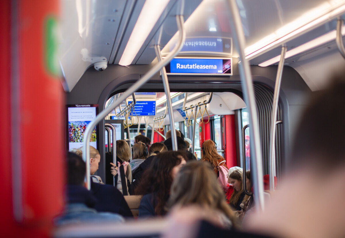 Matkustajia Tampereen Ratikassa keväällä 2024