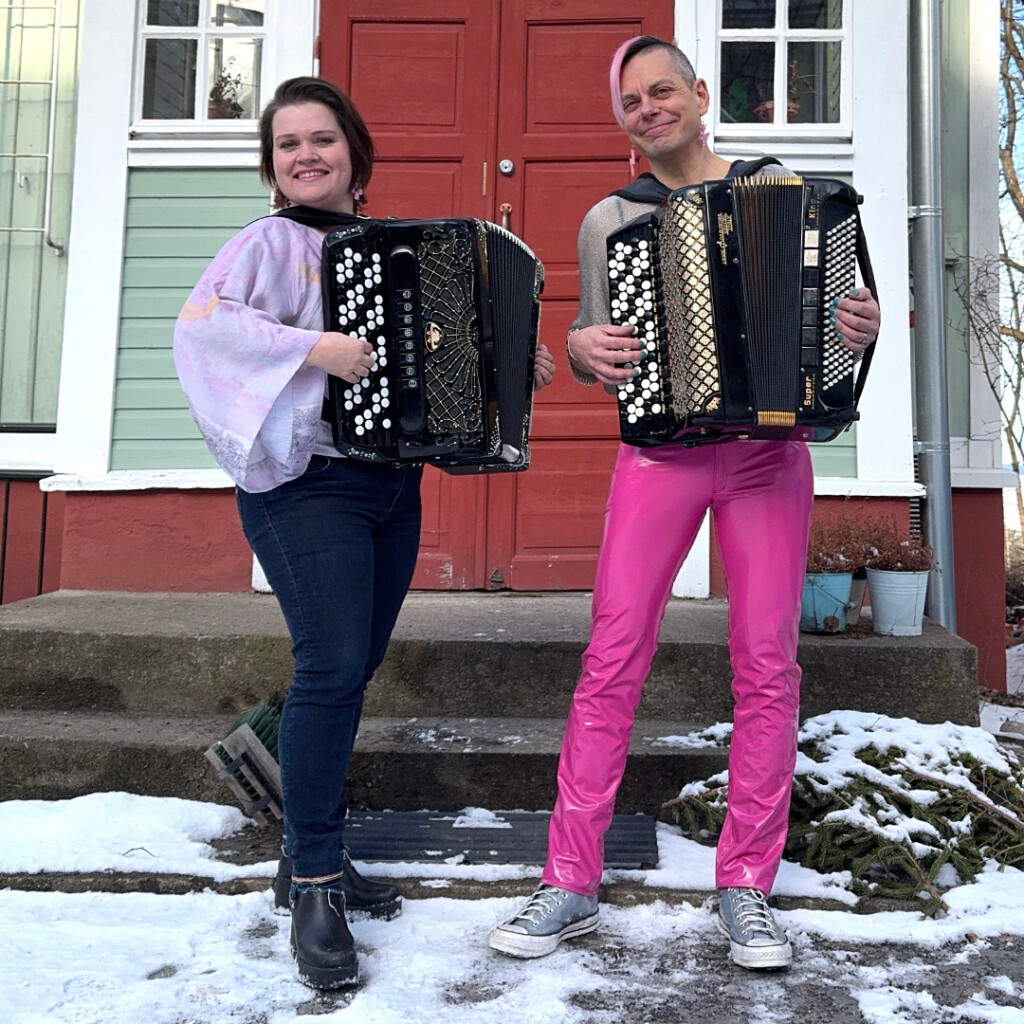 Pispalan harmonikat Anne-Mari Kivimäki ja Petri Seppälä soittavat taideratikassa kesäkuussa 2025. Kuva: Anne-Mari Kivimäki