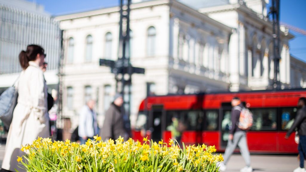 Tampereen Ratikka Keskustorilla keväällä