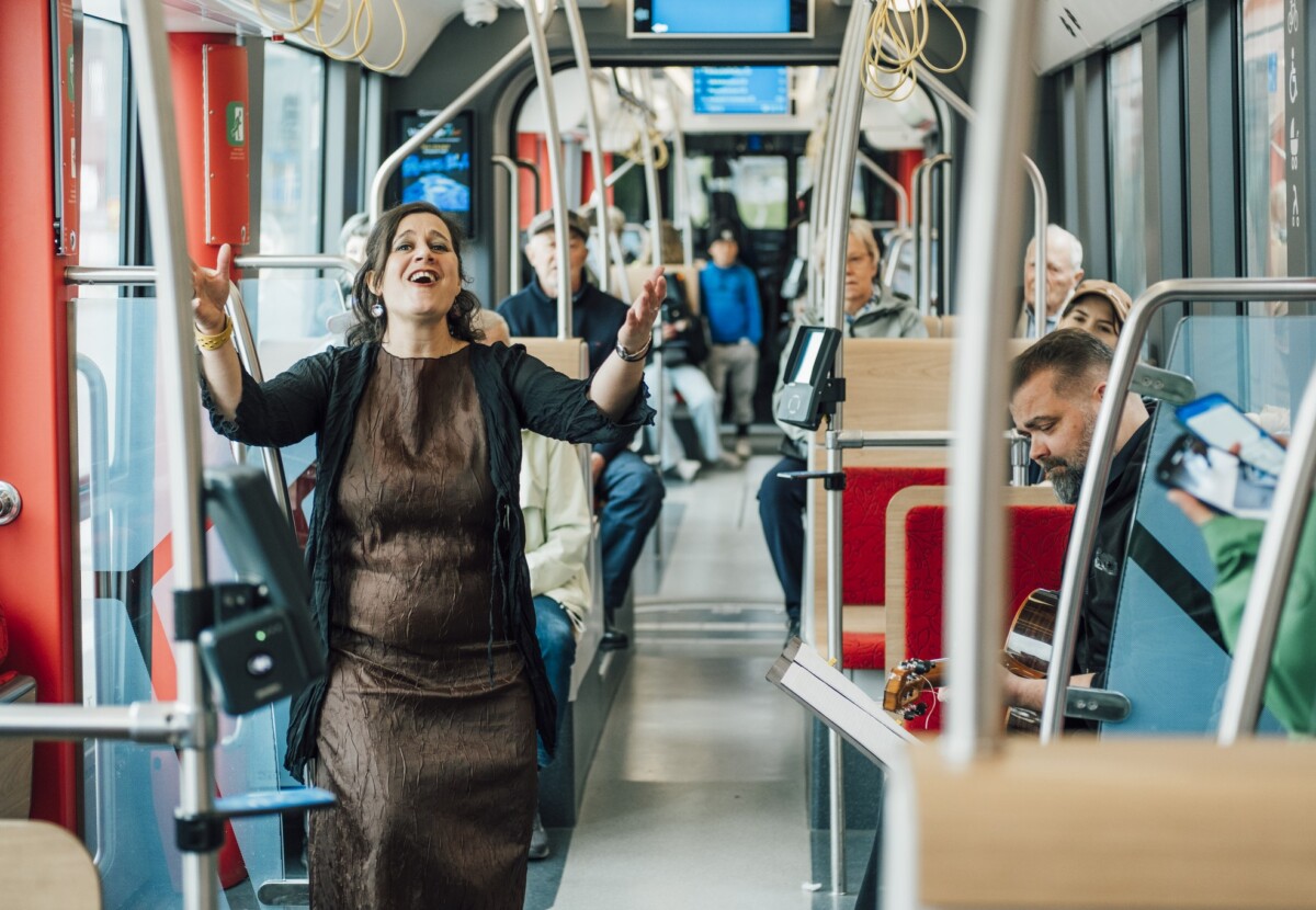 Hiedanrannan kesän pop-up-esitys taideratikassa 21.5.2025