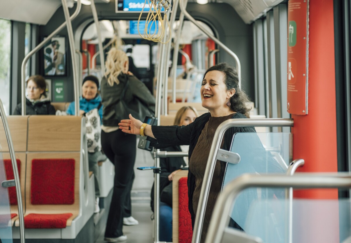 Hiedanrannan kesän pop-up-esitys taideratikassa 21.5.2025