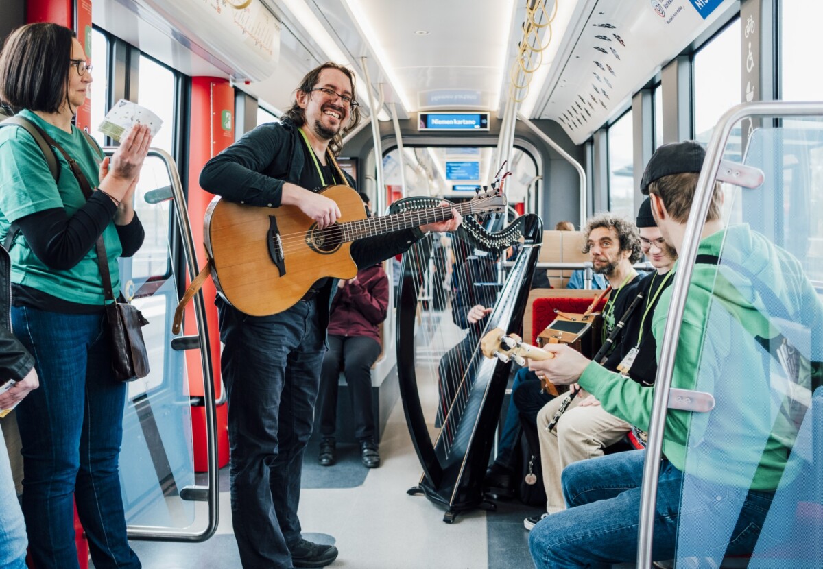 Irish Festivalin pop-up-esitys taideratikassa 15.5.2025