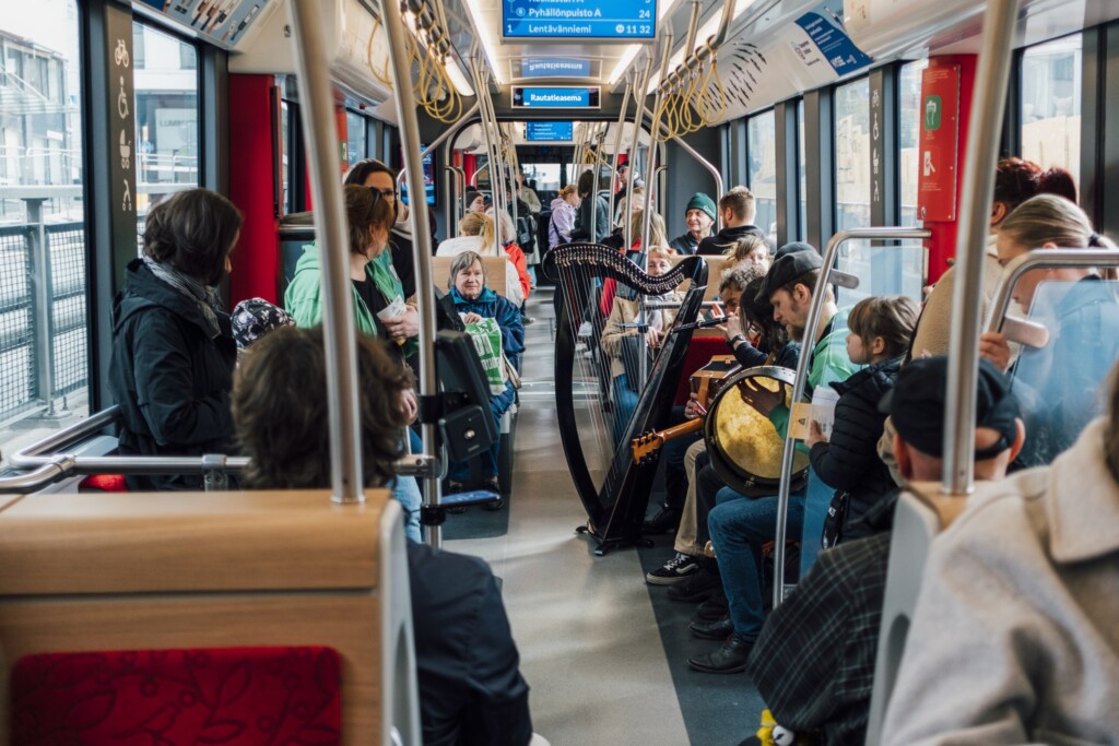 Irish Festivalin pop-up-esitys taideratikassa 15.5.2025