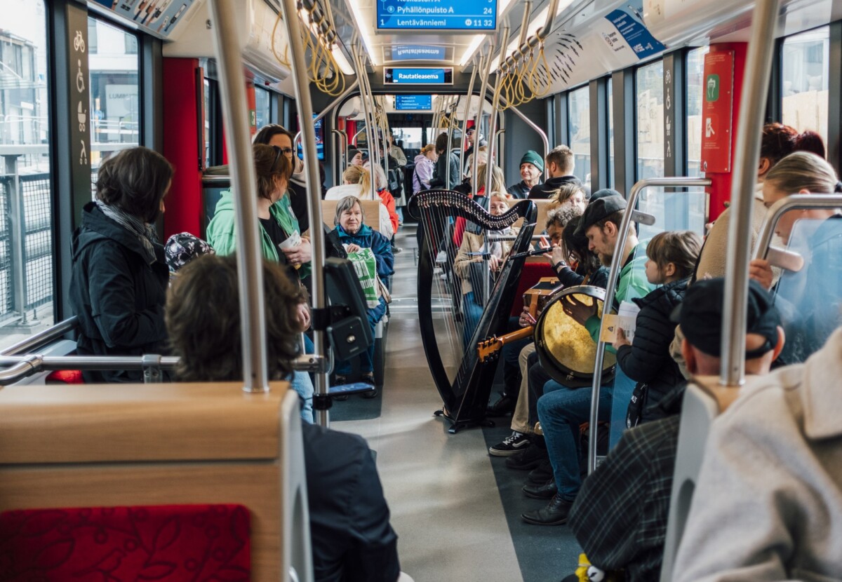 Irish Festivalin pop-up-esitys taideratikassa 15.5.2025