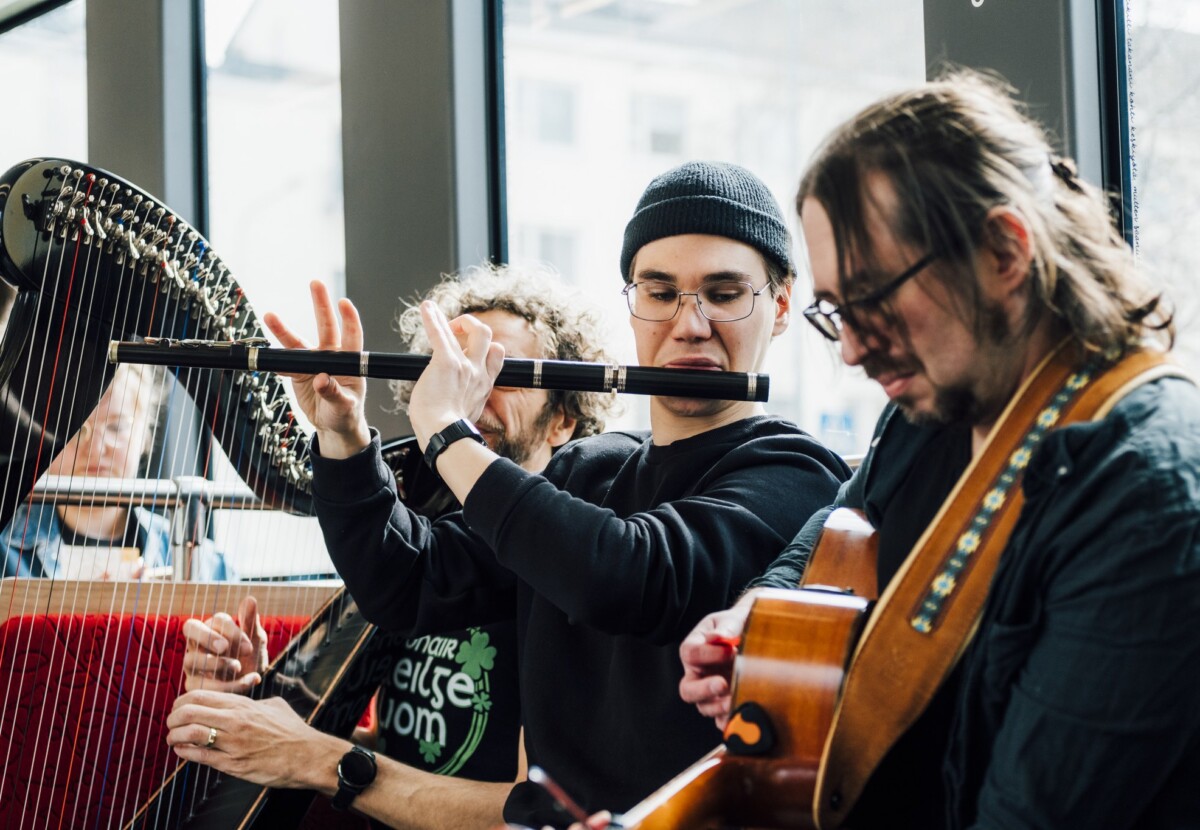 Irish Festivalin pop-up-esitys taideratikassa 15.5.2025