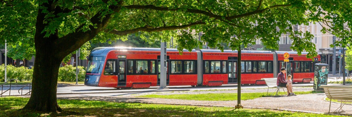 Tampereen Ratikka Pirkankadulla kesällä 2024