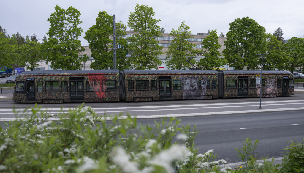 Tampereen taideratikka Ilai Elia Lehdon Morottavat metsäneläimet -teos yllään
