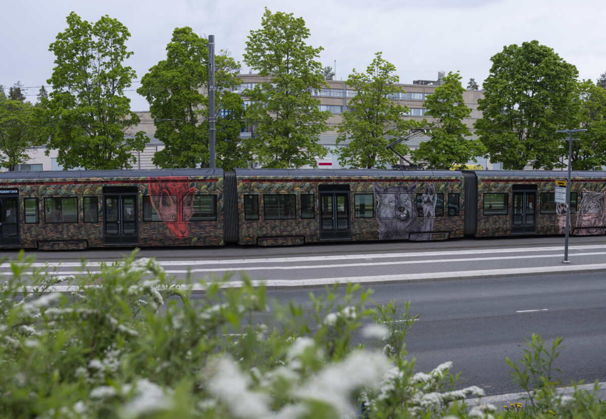 Tampereen taideratikka Ilai Elias Lehdon Morottavat metsäneläimet -teos yllään