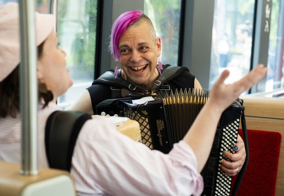 Finlayson Soi pop-up-esitys taideratikassa 11.6.2025.