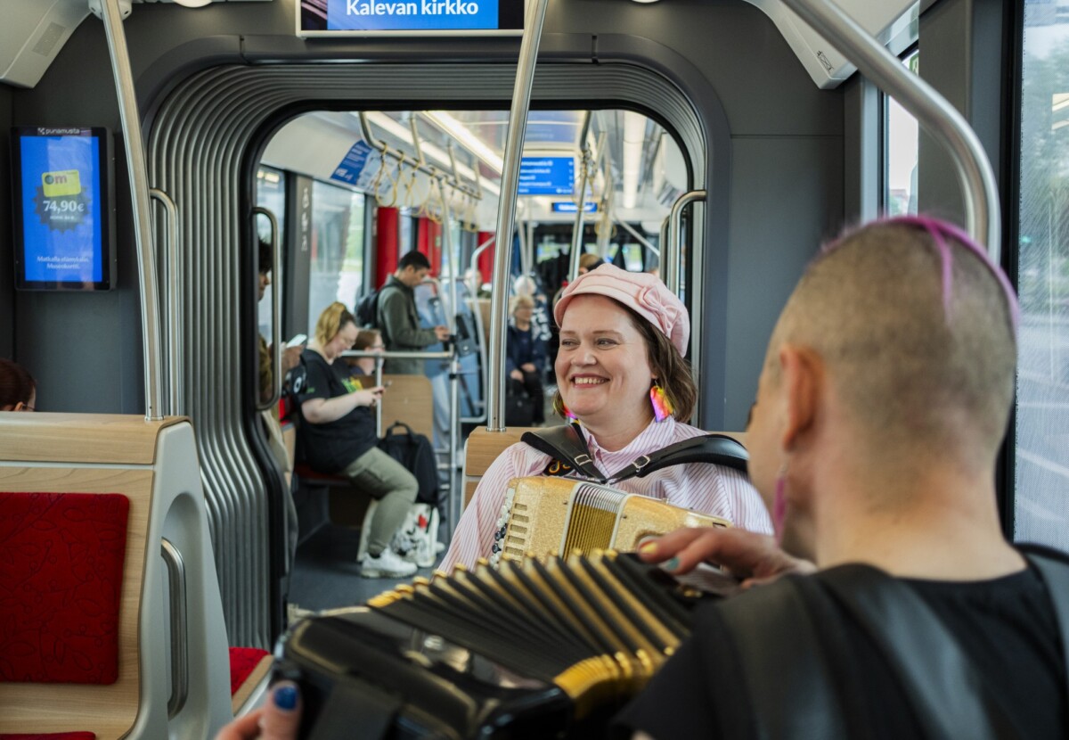 Finlayson Soi pop-up-esitys taideratikassa 11.6.2025.