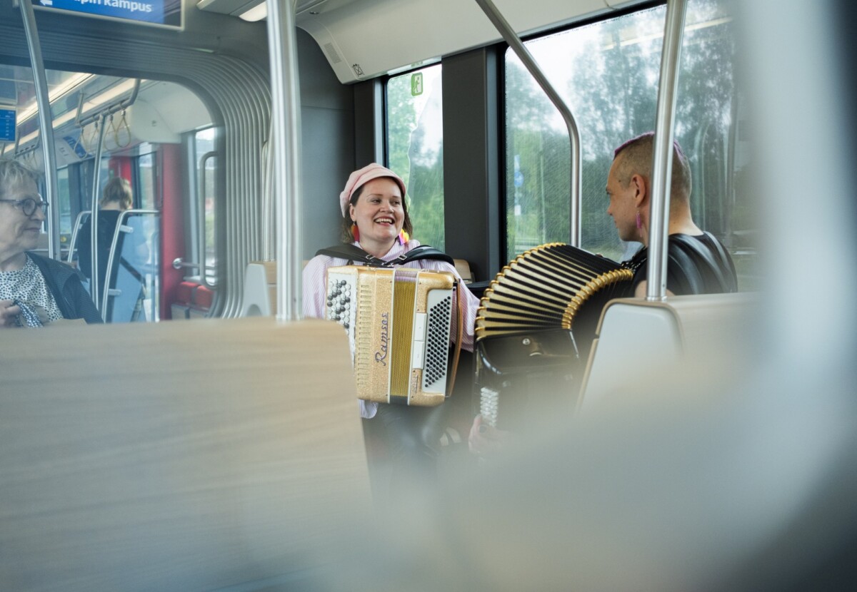 Finlayson Soi pop-up-esitys taideratikassa 11.6.2025.