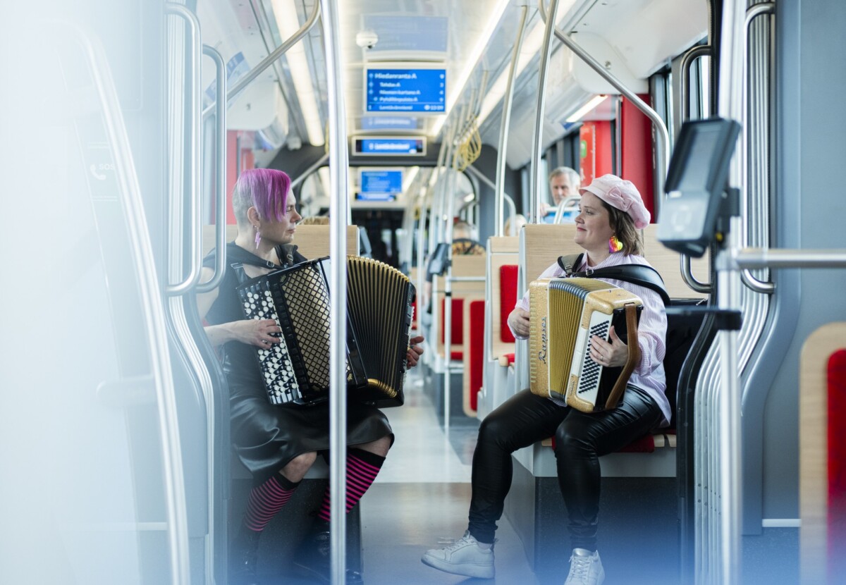 Finlayson Soi pop-up-esitys taideratikassa 11.6.2025.