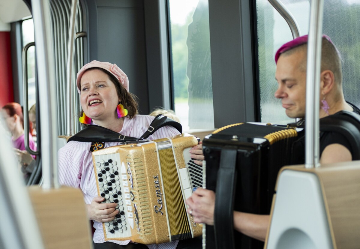 Finlayson Soi pop-up-esitys taideratikassa 11.6.2025.