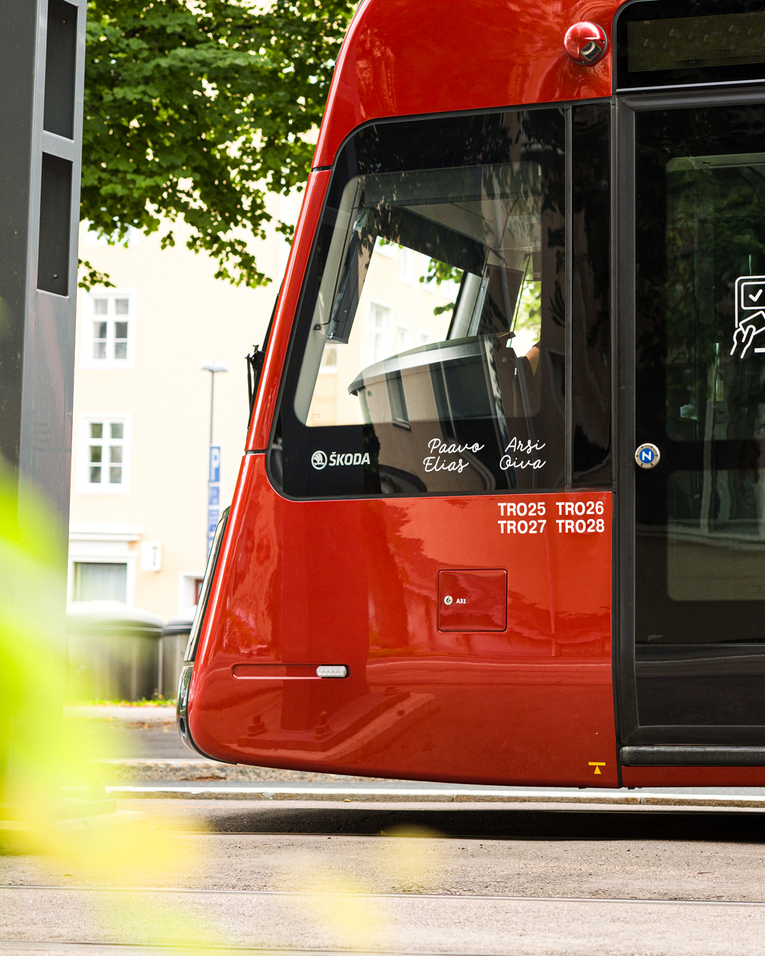 Havainnekuva nimiäänestyksen voittajien nimistä teipattuna vaunun ohjaamon ikkunaan