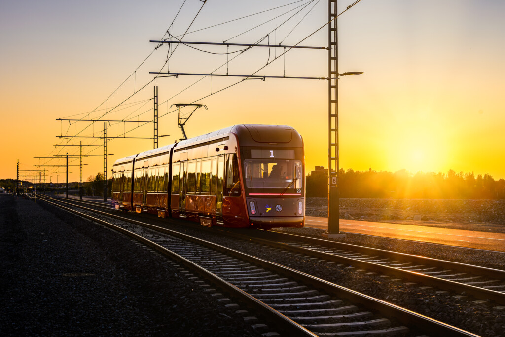 Tampereen Ratikka Näsisaaressa auringonlaskussa kesällä 2025