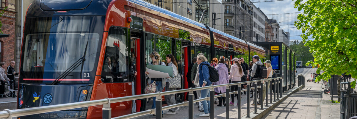 Tampereen Ratikka Koskipuiston pysäkillä kesällä 2025
