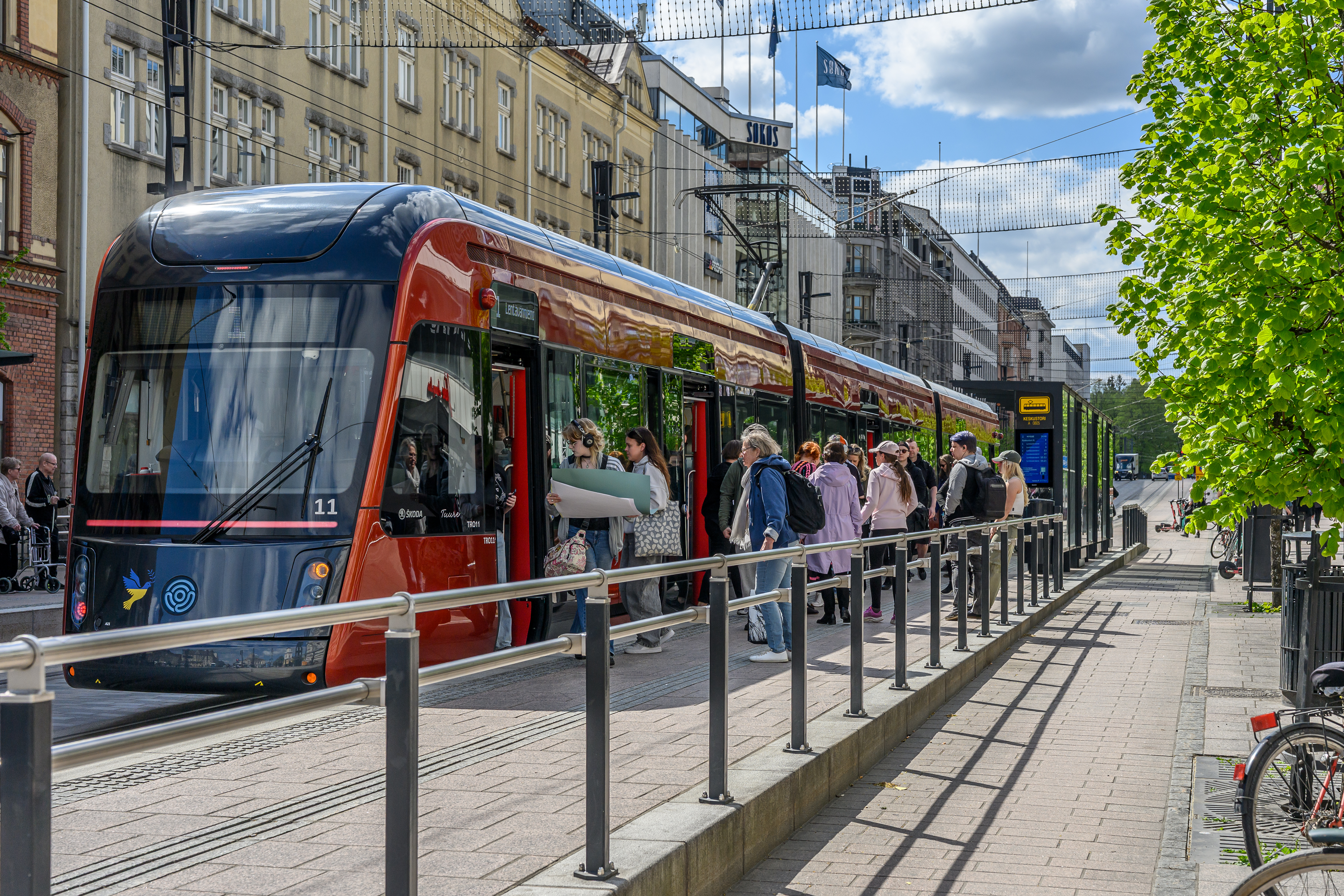Tampereen Ratikka Koskipuiston pysäkillä kesällä 2025